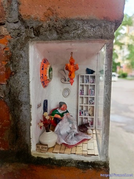 Неделя уличного искусства, Новокузнецк, Фигурки в кирпиче. "Бабушка с котиком"