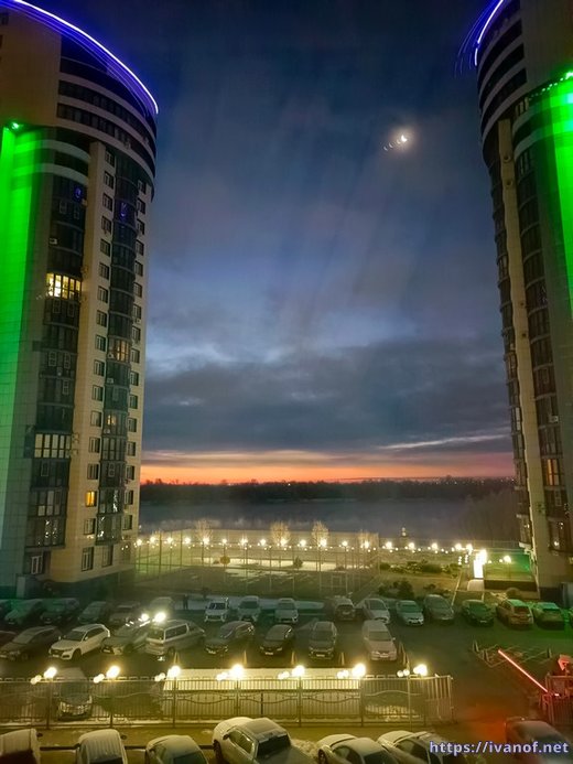 Утро. Восход и месяц.