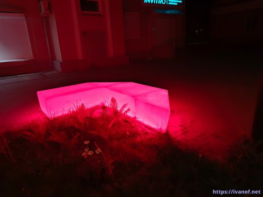 Светящаяся лавочка в Челябинске