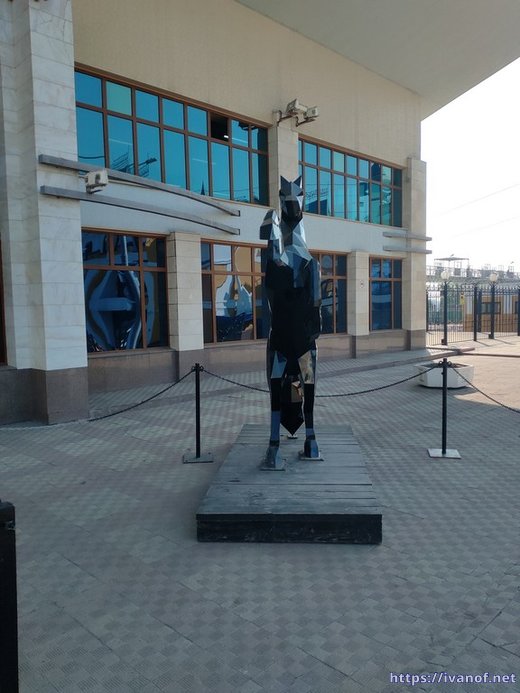 Конь у автовокзала, Томск